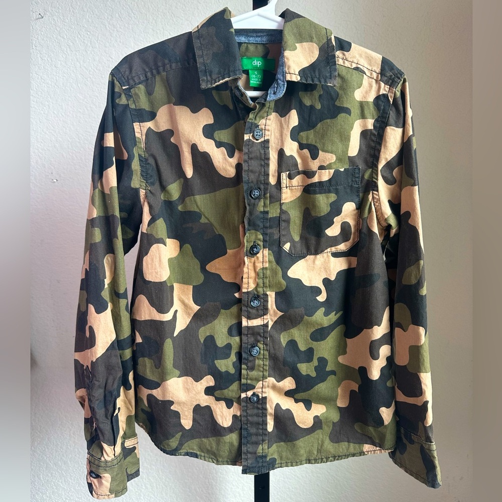 Boys (or girls) camo button down- dip size S(6/7)